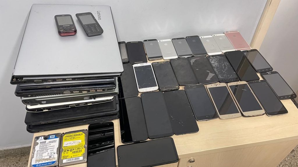Polícia Civil apreende aparelhos eletrônicos roubados durante operação no Centro de Manaus 6 PCAM MATERIAL APREENDIDO DIVULGACAO 5 1024x576 1
