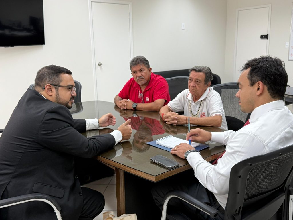 Festival de Parintins 2025: PGE-AM recebe presidente e advogado do boi-bumbá Garantido para alinhamento de questões jurídicas 4 PGE AM REUNIAO GARANTIDO FOTO CRISTIE SICSU PGE 1 1024x768 1