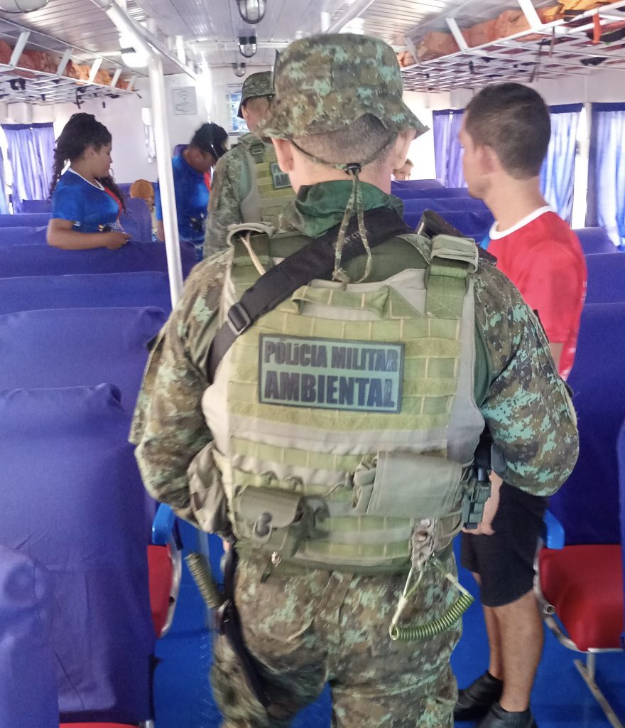 Festival de Parintins 2025: Polícia Militar do Amazonas intensifica ações em áreas portuárias 8 PMAM BATALHAO DE POLICIAMENTO AMBIENTAL FISCALIZANDO EMBARCACOES EM PARINTINS FOTO DIVULGACAO PMAM 1 880x1024 1