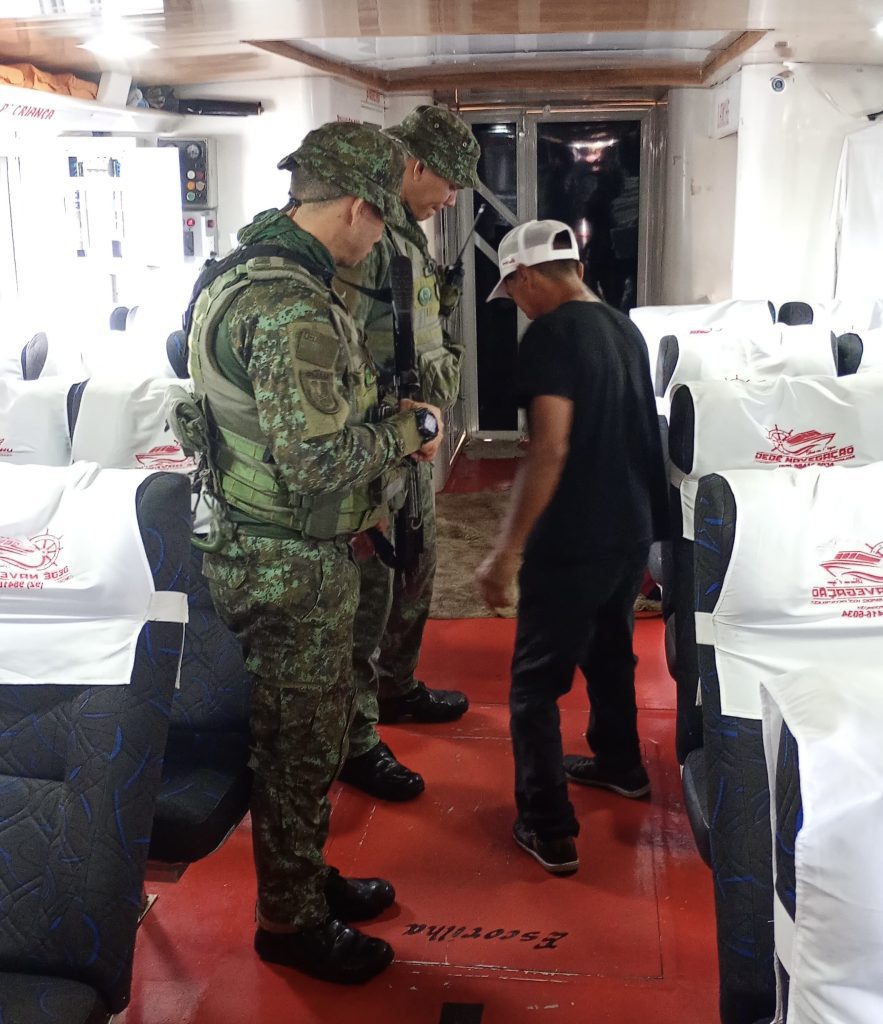 Festival de Parintins 2025: Polícia Militar do Amazonas intensifica ações em áreas portuárias 6 PMAM BATALHAO DE POLICIAMENTO AMBIENTAL FISCALIZANDO EMBARCACOES EM PARINTINS FOTO DIVULGACAO PMAM 2 883x1024 1