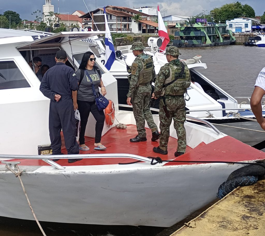 Festival de Parintins 2025: Polícia Militar do Amazonas intensifica ações em áreas portuárias 7 PMAM BATALHAO DE POLICIAMENTO AMBIENTAL FISCALIZANDO EMBARCACOES EM PARINTINS FOTO DIVULGACAO PMAM 3 1024x911 1