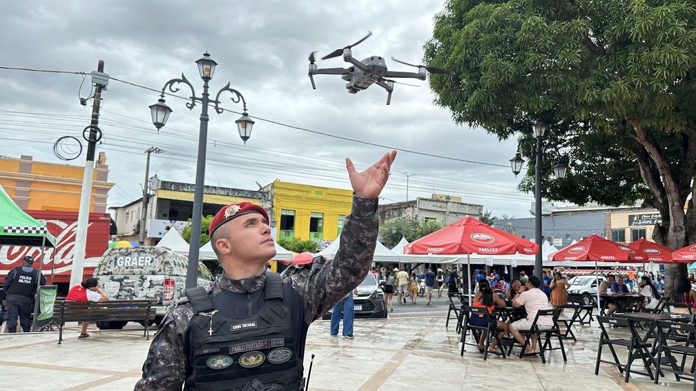 Festival de Parintins 2025: Pelo segundo ano, PMAM utiliza drones em ações de segurança com monitoramento aéreo 4 PMAM MAJOR PAULO FURTADO FOTO SAMARA AIRES PMAM