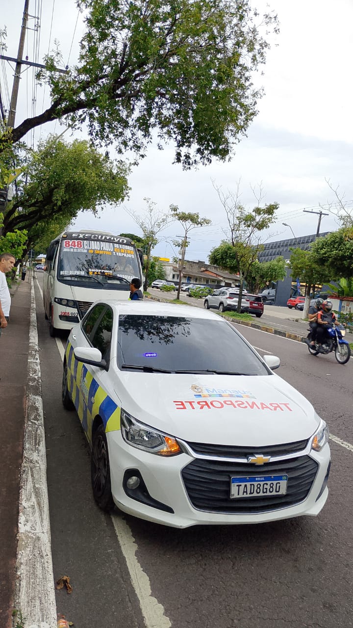 Prefeitura de Manaus flagra motorista sem habilitacao em veiculo do transporte executivo na Djalma Batista 2