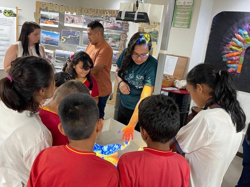 Prefeitura de Manaus realiza exposicao A Geologia no Bem Estar da Humanidade para alunos da rede municipal