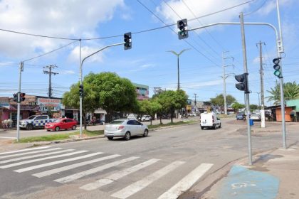 Prefeitura implanta semaforo de pedestre e reforca sinalizacao no bairro Compensa 3