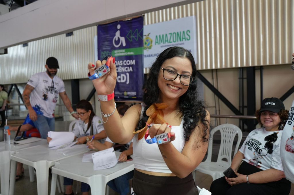 Festival de Parintins 2025: Pessoas com Deficiência recebem pulseiras credenciadas para Festa dos Visitantes 9 Renata Guimaraes Foto Aguilar Abecassis Cultura2 1024x682 1