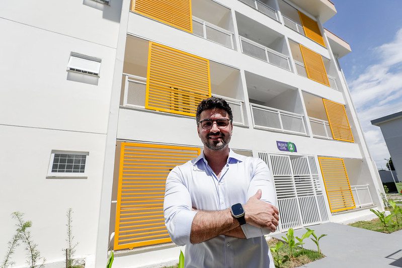“Representa uma mudança de vida”, diz ex-moradora da Sharp ao receber apartamento no Residencial Maués 11 Representa uma mudanca de vida diz ex moradora da Sharp ao receber apartamento no Residencial Maues 5 Jivago Castro presidente Suhab Foto Alex Pazuello Secom