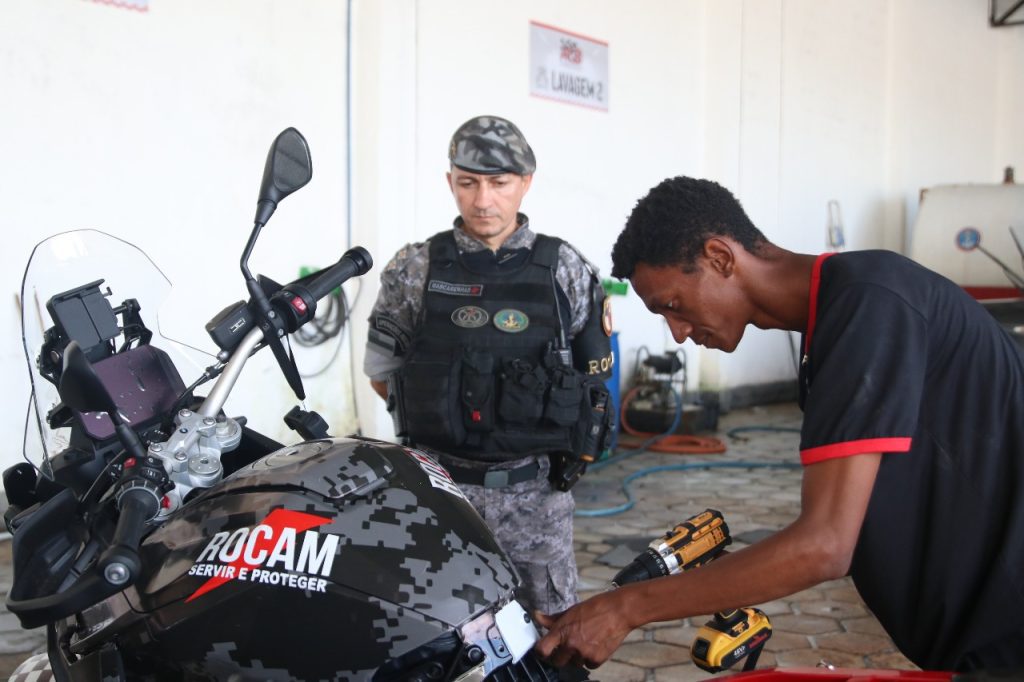 Nova frota de motocicletas da PM une tecnologia e eficiência no combate à criminalidade 11 SECOM Nova frota de motocicletas une tecnologia e eficiencia FOTO Arthur Castro 1024x682 1