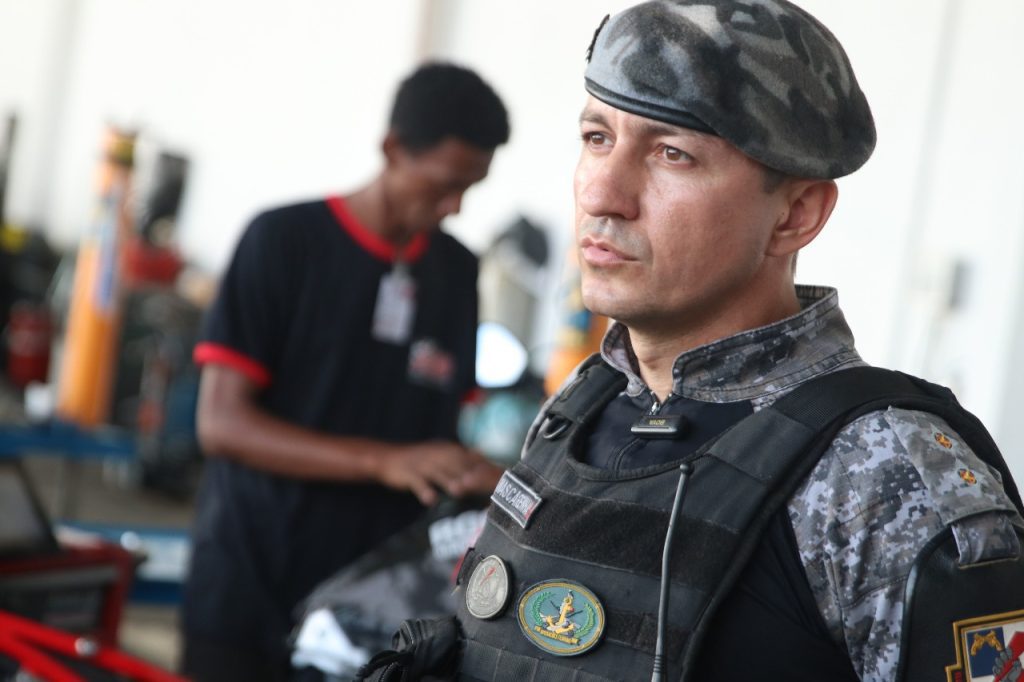 Nova frota de motocicletas da PM une tecnologia e eficiência no combate à criminalidade 10 SECOM Nova frota de motocicletas une tecnologia e eficiencia tenente Thiago Mascarenhas da Rocam FOTO Arthur Castro 1024x682 1