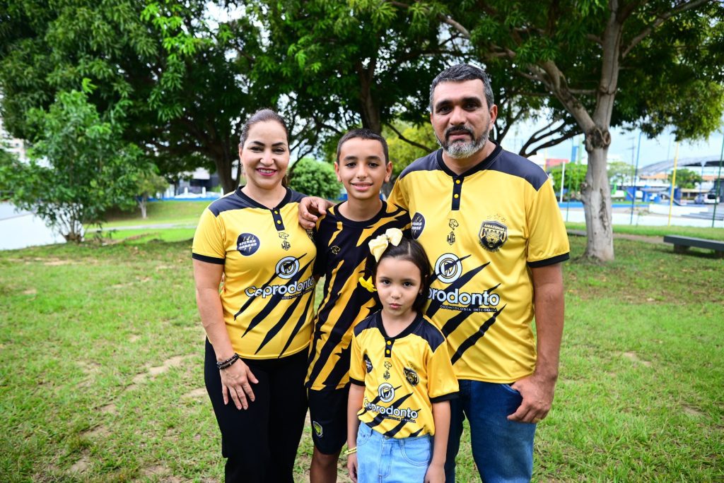 Com apoio do Governo do Amazonas atleta amazonense realizará avaliação no Fluminense 9 SEDEL 3 Samuel Feitosa e sua Familia FOTO Fabio Tavares Sedel 1024x684 1