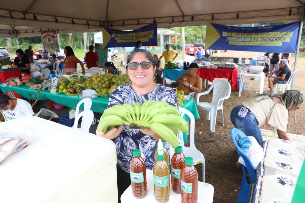 Governo do Amazonas, por meio da Sepror, apoia a 3ª Feira da Agricultura Familiar do Tarumã-Mirim 6 SEPROR TERCEIRA FEIRA DA AGRICULTURA FAMILIAR MANAUS PRODUTORA RURAL CLEOCIANA SILVA FOTO ISAAC MAIA SEPROR 1024x683 1