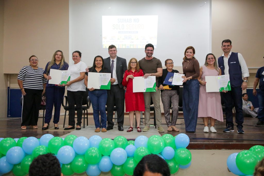 Governo do Amazonas entrega 300 títulos definitivos do Conjunto Viver Melhor 1 13 SUHAB 5 300 TITULOS Viver Melhor 1 1024x683 1