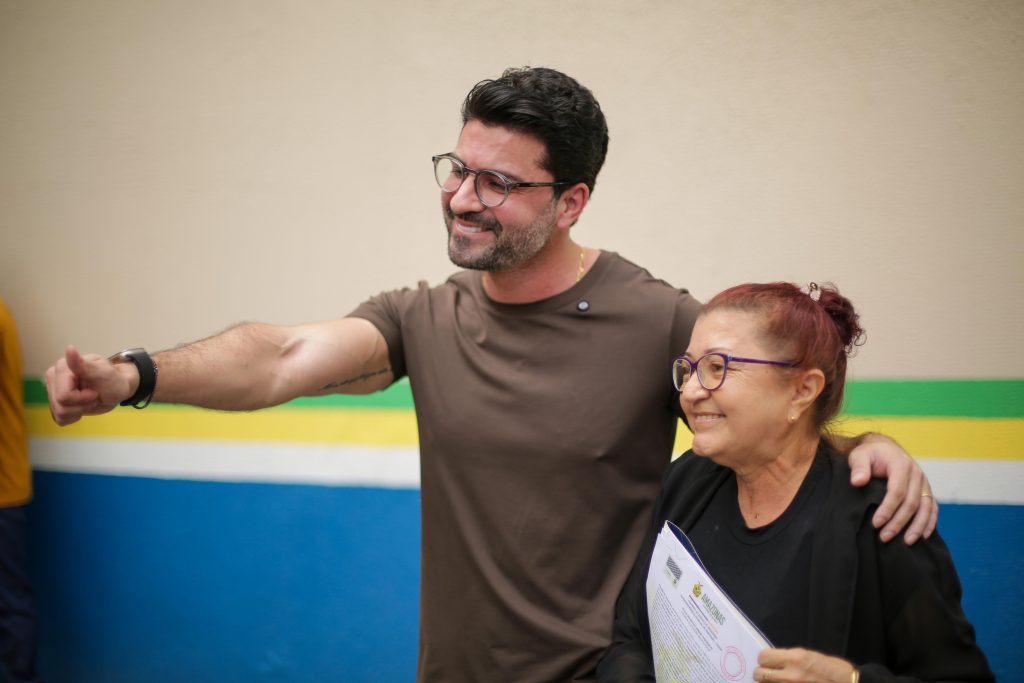 Governo do Amazonas entrega 300 títulos definitivos do Conjunto Viver Melhor 1 11 SUHAB 6 300 TITULOS Viver Melhor 1 Moradora Nora Ney da Costa 1024x683 1