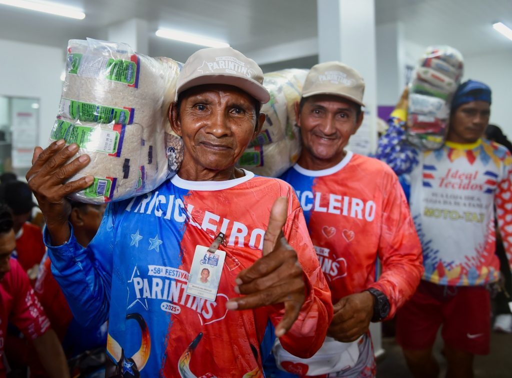 Festival de Parintins 2025: Governo do Amazonas distribui cestas de alimentos a tricicleiros da ilha 4 Sejusc Tricicleiros receberam cestas de alimentos Fotos Lincoln Ferreira 3 1024x755 1