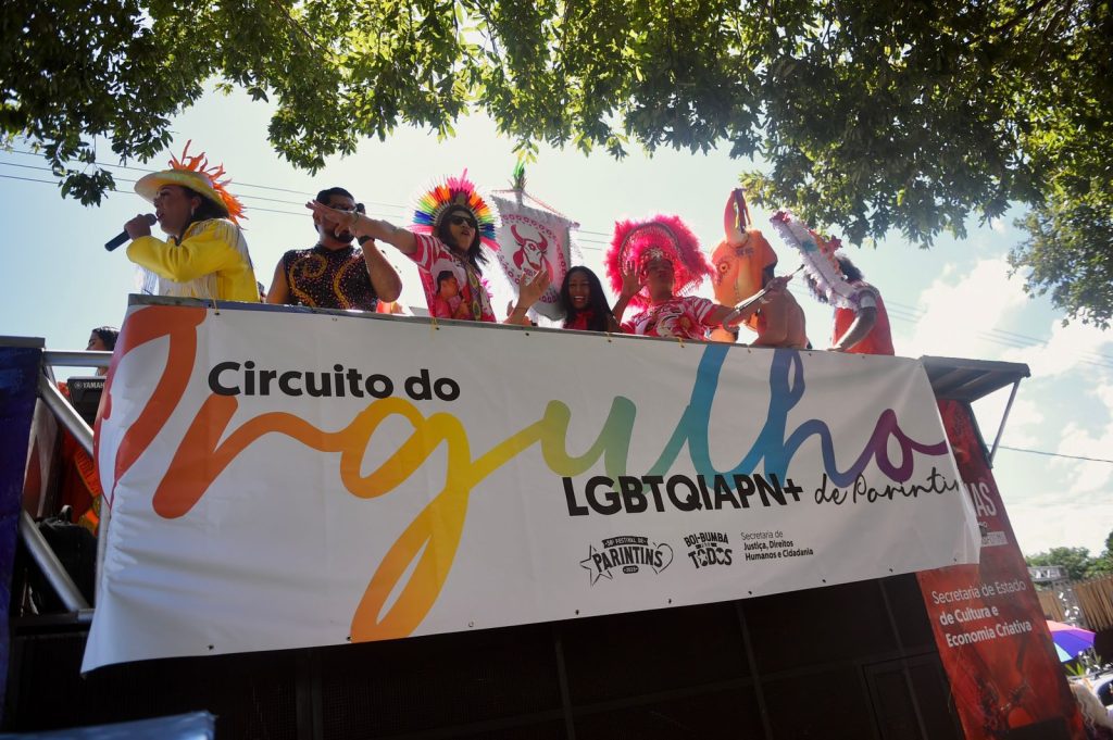 Festival de Parintins 2025: 1º Circuito do Orgulho arrasta brincantes em celebração à diversidade 13 Sejusc Circuito do Orgulho Fotos lincoln Ferreira 18 1024x681 1