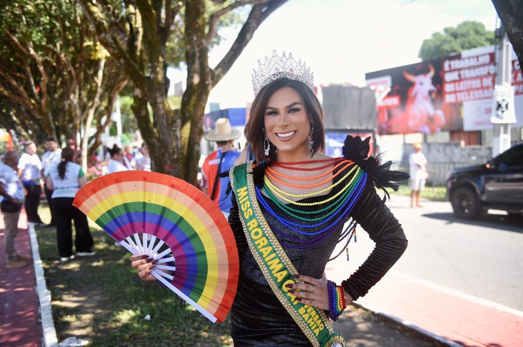 Festival de Parintins 2025: 1º Circuito do Orgulho arrasta brincantes em celebração à diversidade 14 Sejusc Laynna Souza coordenador da Alianc807 a Tabatinga Fotos lincoln Ferreira 13 1024x681 1