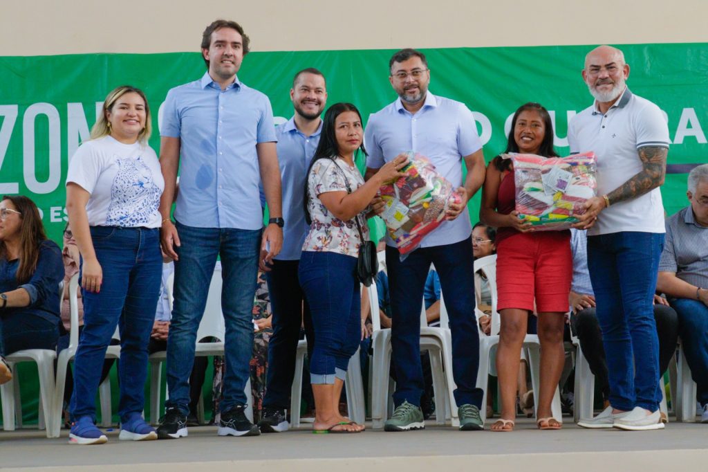 Sejusc Moradores de Itacoatiara foram beneficiadoscom cestas de alimentos e kits de bebes Fotos Ygson Franca 3 1024x682 1
