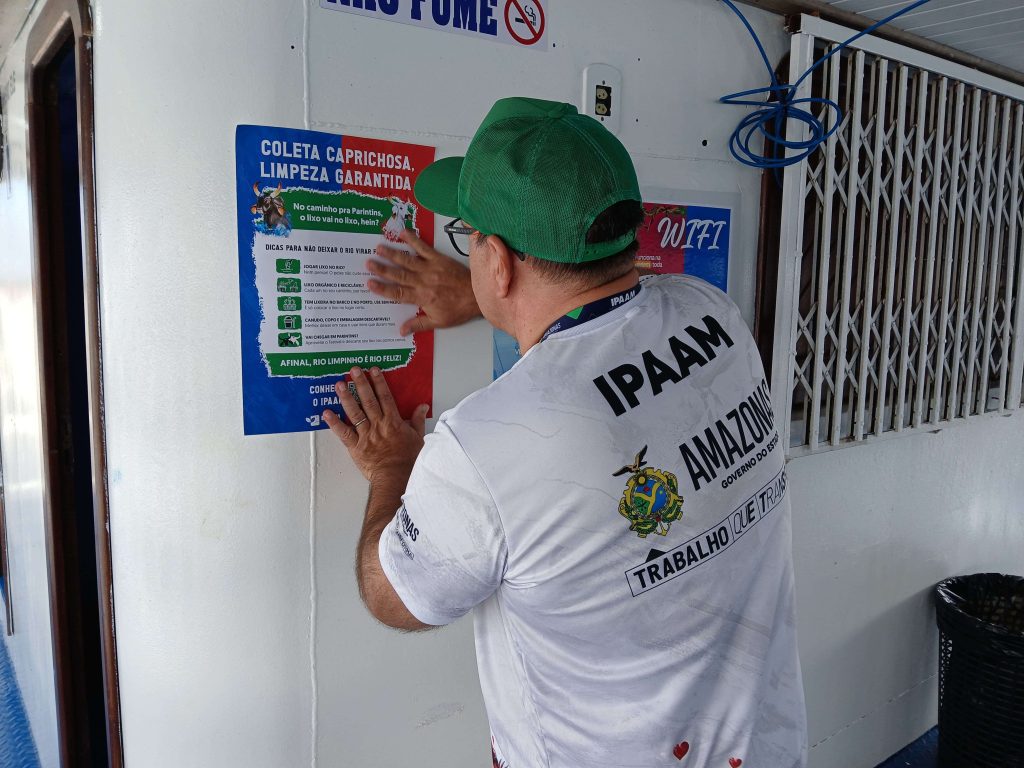 Festival de Parintins 2025: Ipaam realiza ação ambiental na Balsa Amarela para sensibilizar viajantes 6 Servidores do Ipaam durante acao na Balsa Amarela Foto 1 25 06 2025 1024x768 1