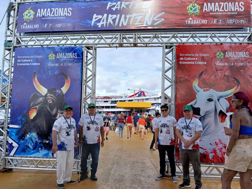 Festival de Parintins 2025: Ipaam realiza ação ambiental na Balsa Amarela para sensibilizar viajantes 5 Servidores do Ipaam durante acao na Balsa Amarela Foto 2 25 06 2025 1024x768 1