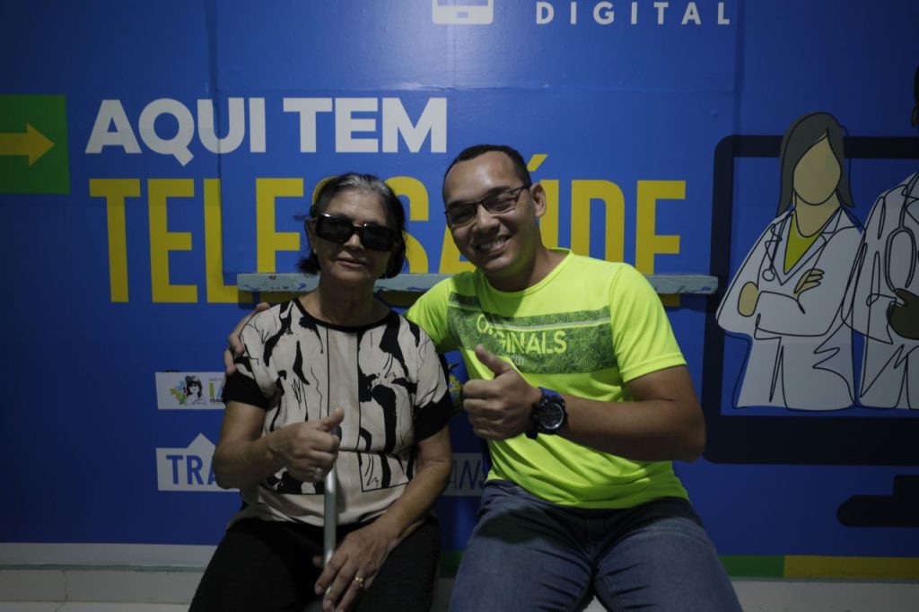 Governador Wilson Lima inaugura serviço de Telessaúde em Parintins e amplia rede de saúde digital no Baixo Amazonas 13 Teleconsulta Parintins Franco Junior e Belenita de Vilhena Foto Alex Pazuello Secom 1 1024x682 1