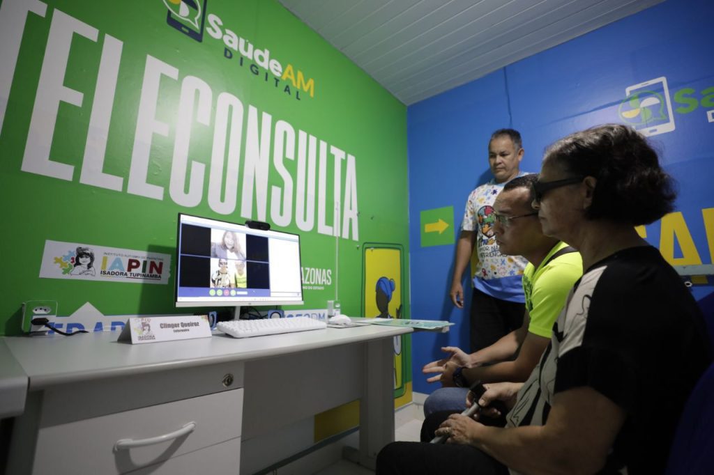 Governador Wilson Lima inaugura serviço de Telessaúde em Parintins e amplia rede de saúde digital no Baixo Amazonas 14 Teleconsulta Parintins Franco Junior e Belenita de Vilhena Foto Alex Pazuello Secom 2 1 1024x682 1