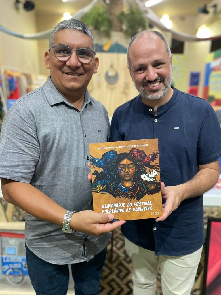 Obras que destacam Festival de Parintins são lançadas pela Editora da UEA na Ilha Tupinambarana 9 UEA Editora Gerson Freitas 4 Eliseu da Silva Souza e Diego Omar 768x1024 1