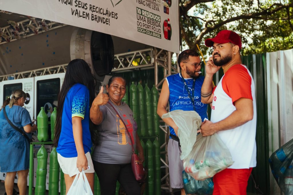 Festival de Parintins 2025: Espaço Sustentável mobiliza moradores e turistas pela reciclagem 5 VISITANTES RECICLA GALERA FOTOBRUNOMELLOSEMA2 1024x684 1