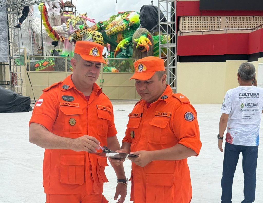Festival de Parintins 2025: Corpo de Bombeiros vistoria sistemas de incêndio e evacuação de pessoas e libera o Bumbódromo para as apresentações dos bois 4 Vistoria Bombeiros no Bumbodromo Foto CBMAM 1 1024x791 1