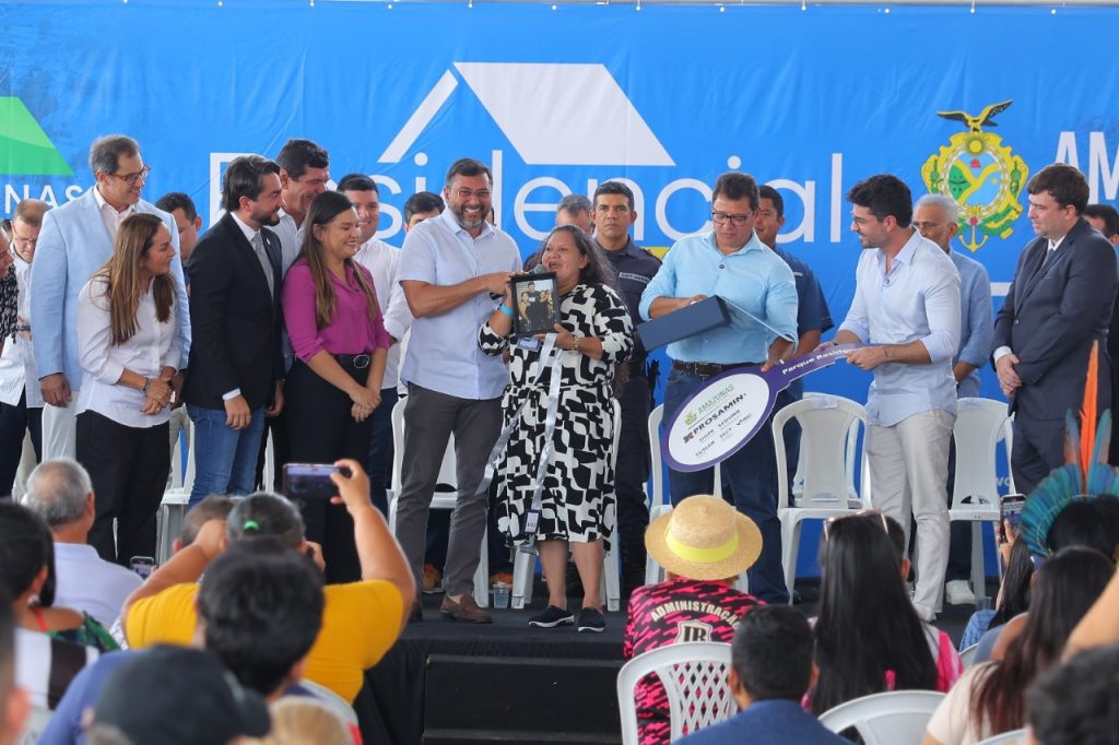 Governador Wilson Lima entrega novo residencial do Prosamin+ para famílias que viviam em áreas de risco 16 WhatsApp Image 2025 06 02 at 143747 1 1024x682 1