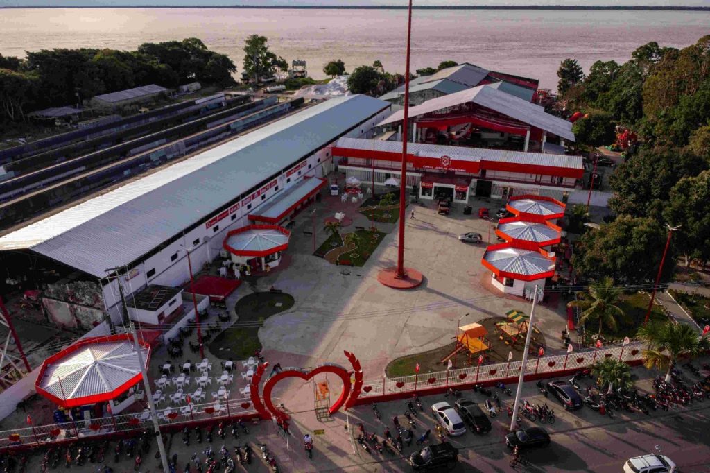 Festival de Parintins 2025: currais dos bois Caprichoso e Garantido são experiências imperdíveis para imersão turística 9 WhatsApp Image 2025 06 03 at 145056 1024x682 1