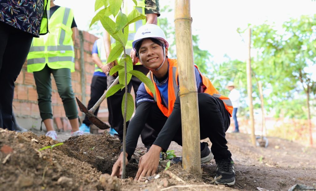 Mês do Meio Ambiente: UGPE leva estudantes para conhecer projeto de reflorestamento do Prosamin+ 9 WhatsApp Image 2025 06 16 at 161923 1024x619 1