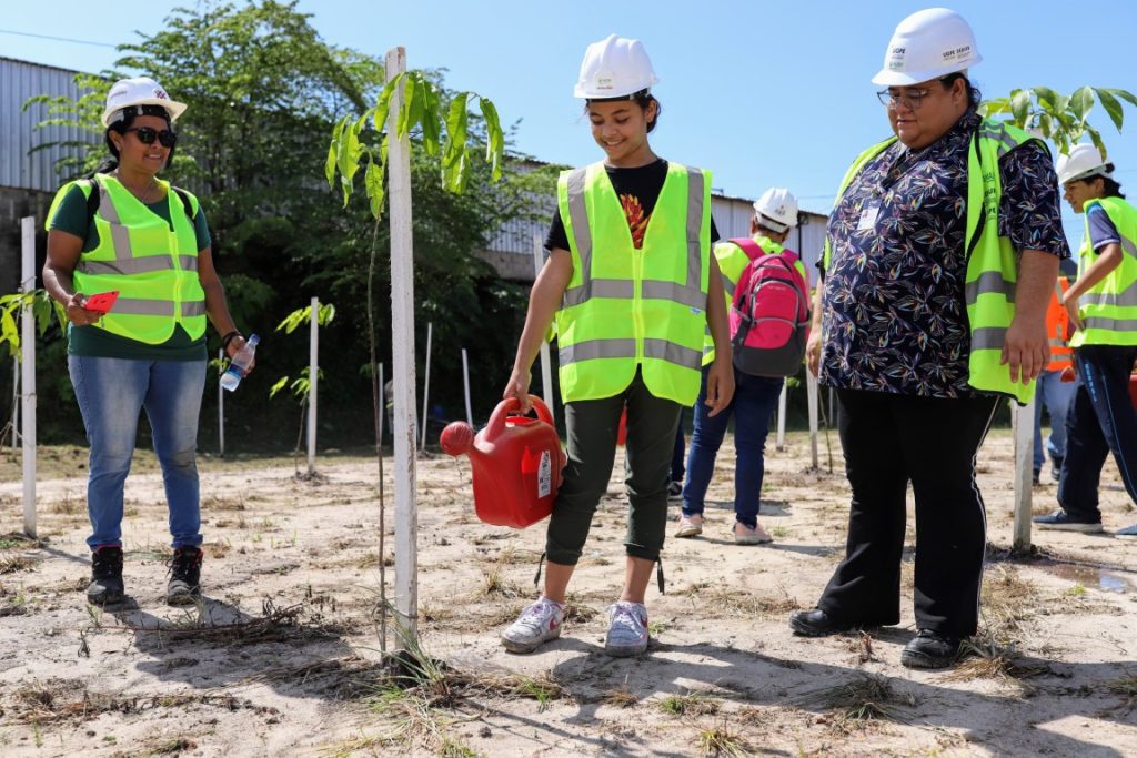 Mês do Meio Ambiente: UGPE leva estudantes para conhecer projeto de reflorestamento do Prosamin+ 13 WhatsApp Image 2025 06 16 at 161925 1024x683 1