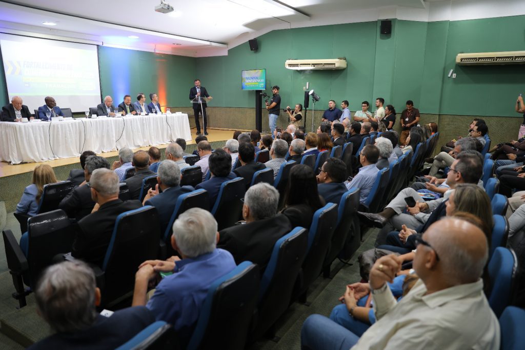 Governador destaca apoio ao comércio durante estiagem e reforça injeção de R$ 1,5 bilhão na economia com pagamento do 13º 8 WhatsApp Image 2025 06 16 at 163901 1024x682 1