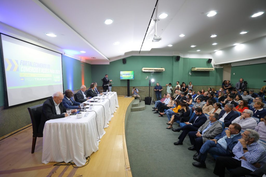Governador destaca apoio ao comércio durante estiagem e reforça injeção de R$ 1,5 bilhão na economia com pagamento do 13º 7 WhatsApp Image 2025 06 16 at 163902 1024x682 1