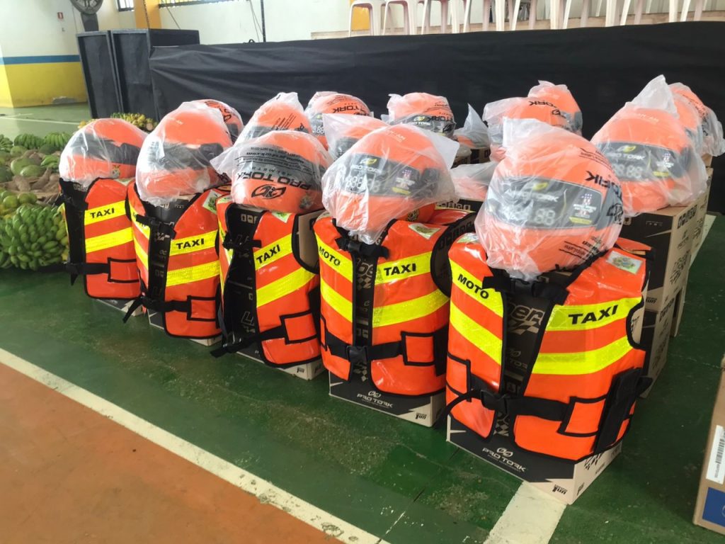 Detran-AM entrega 70 kits de segurança para mototaxistas do município de Boa Vista do Ramos 6 WhatsApp Image 2025 06 22 at 100815 1 1024x768 1