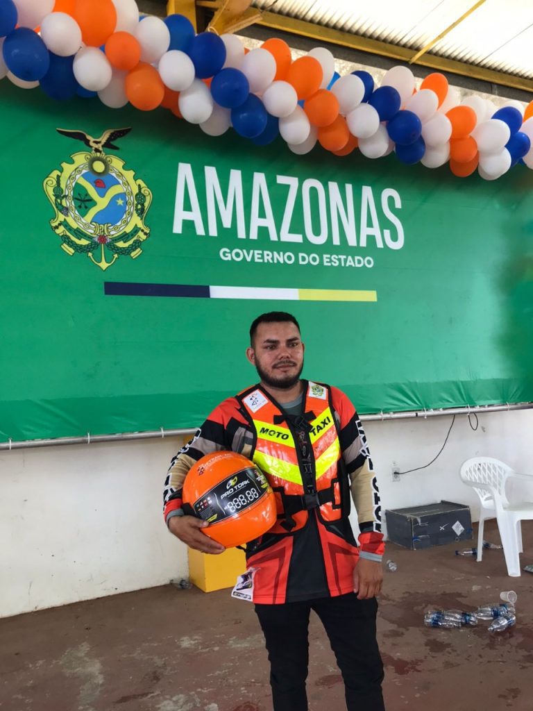 Detran-AM entrega 70 kits de segurança para mototaxistas do município de Boa Vista do Ramos 7 WhatsApp Image 2025 06 22 at 100815 768x1024 1