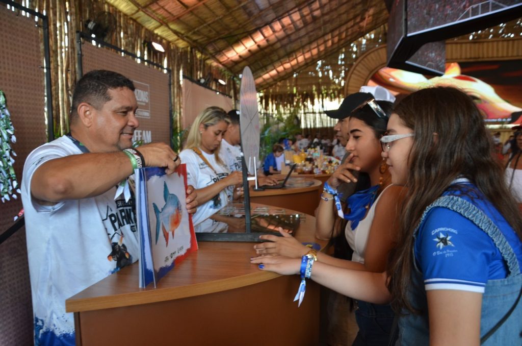 Festival de Parintins 2025: Ipaam promove educação ambiental com brincadeiras e brindes no Turistódromo 7 WhatsApp Image 2025 06 25 at 151828 2 1024x678 1