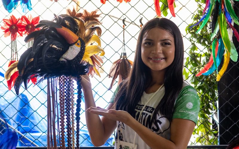 Festival de Parintins 2025: Setemp reforça orientação sobre proibição do uso de penas e partes de animais silvestres na Mostra de Artesanato e Economia Solidária 9 WhatsApp Image 2025 06 26 at 121144