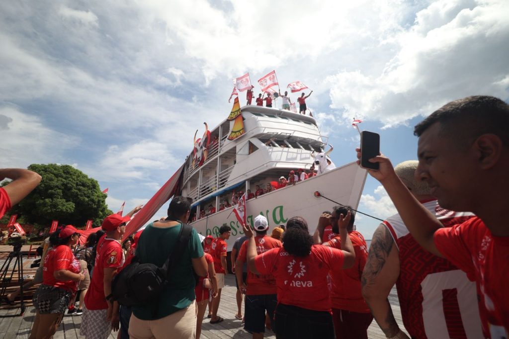 Festival de Parintins 2025: Chegada do barco do MAG emociona torcedores na Ilha Tupinambarana 11 c163c0d5 3cc1 4cb5 a15a 4cb560ffe742 1024x682 1