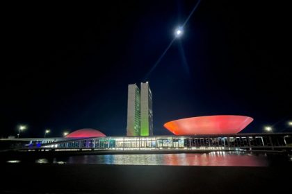 congresso iluminado de vermelho 768x576 1