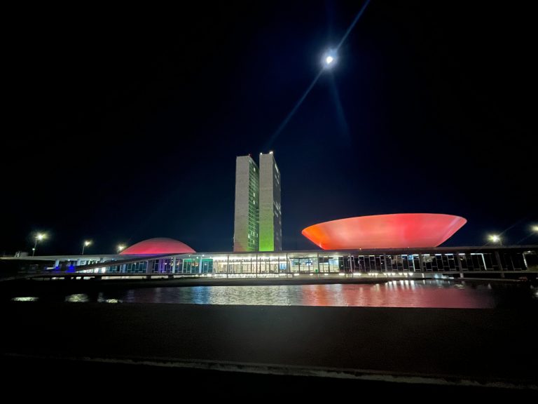 congresso iluminado de vermelho 768x576 1