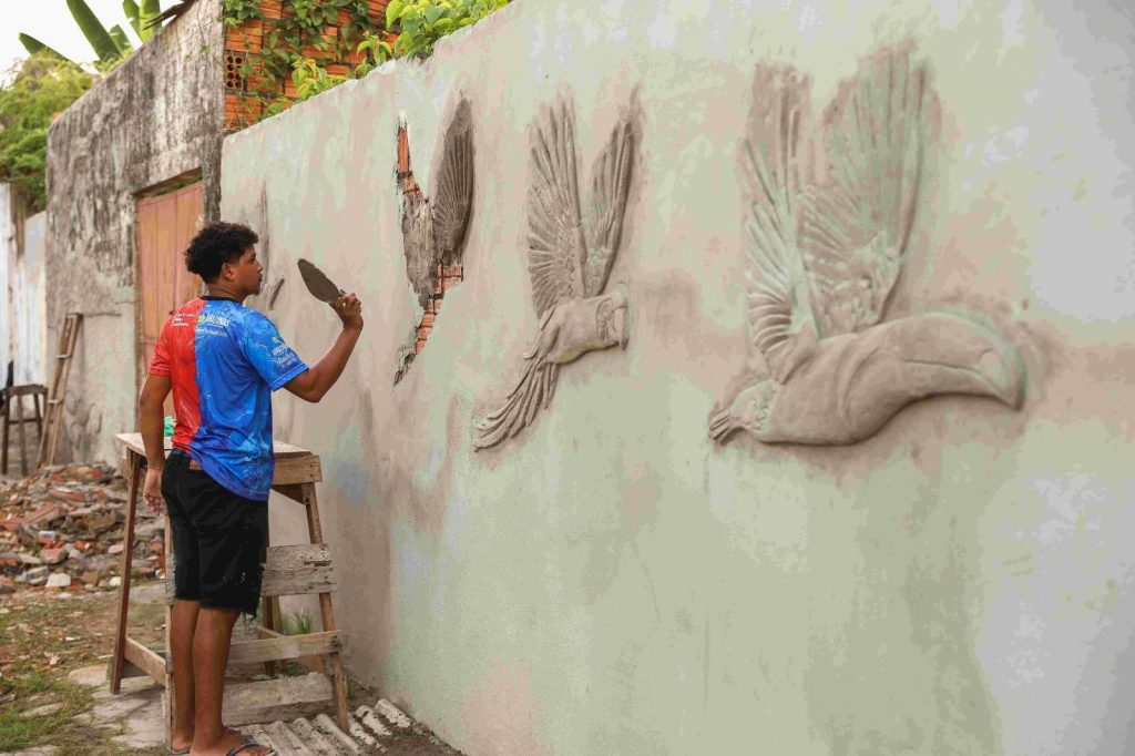 Festival de Parintins 2025: artistas do projeto ‘Galeria Cidade Aberta’ falam sobre as obras e inspirações 16 cultura galeria cidade aberta artista Josinaldo Mattos e equipe foto Eduardo Melo 1 1024x682 1