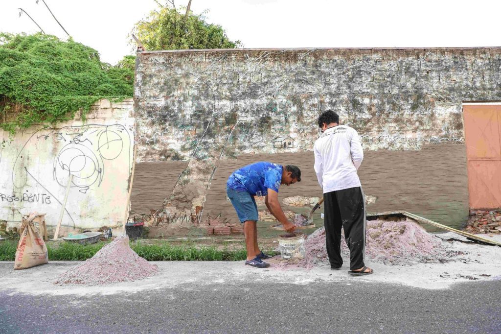 Festival de Parintins 2025: artistas do projeto ‘Galeria Cidade Aberta’ falam sobre as obras e inspirações 18 cultura galeria cidade aberta artista Josinaldo Mattos e equipe foto Eduardo Melo 2 1024x682 1