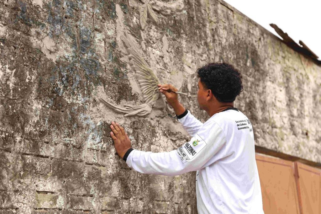 Festival de Parintins 2025: artistas do projeto ‘Galeria Cidade Aberta’ falam sobre as obras e inspirações 19 cultura galeria cidade aberta artista Josinaldo Mattos e equipe foto Eduardo Melo 3 1024x682 1