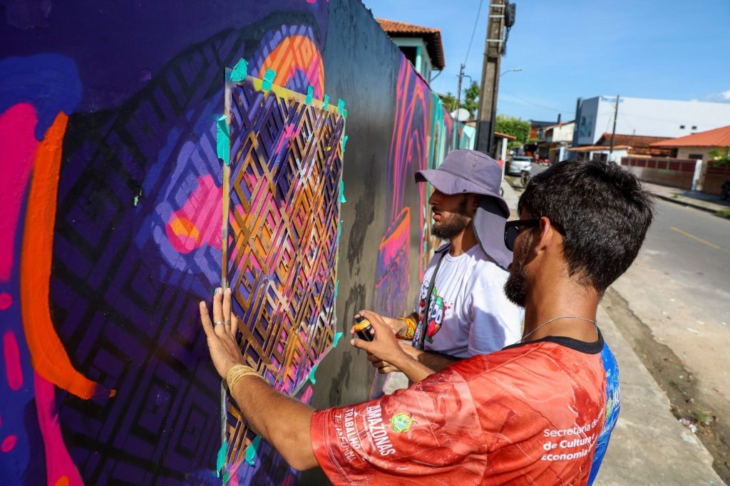 Festival de Parintins 2025: artistas do projeto ‘Galeria Cidade Aberta’ falam sobre as obras e inspirações 14 cultura galeria cidade aberta artista foto Eduardo Melo 6 1024x682 1