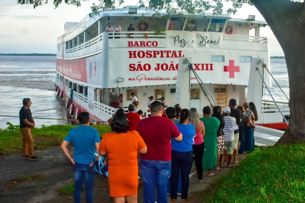 Festival de Parintins 2025: Barco Hospital São João XXIII iniciou atendimentos nesta quarta-feira 6 evandro seixas sesam parintins 2025 1 1024x682 1