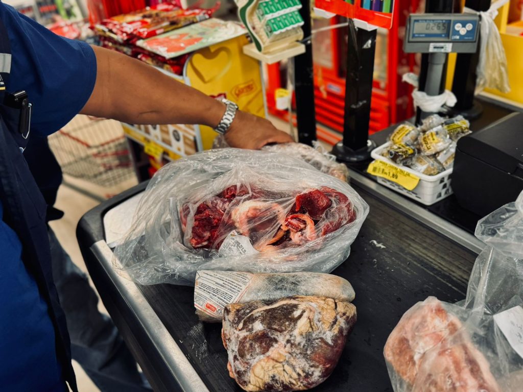 Procon-AM apreende 25 kg de alimentos impróprios em fiscalização em Manaus 8 fiscalizacao procon supermercado 002 1024x768 1