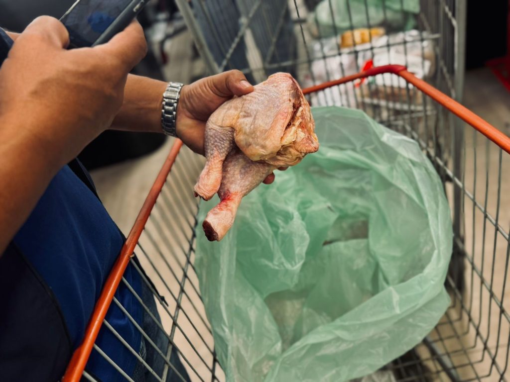 Procon-AM apreende 25 kg de alimentos impróprios em fiscalização em Manaus 9 fiscalizacao procon supermercado 004 1024x768 1
