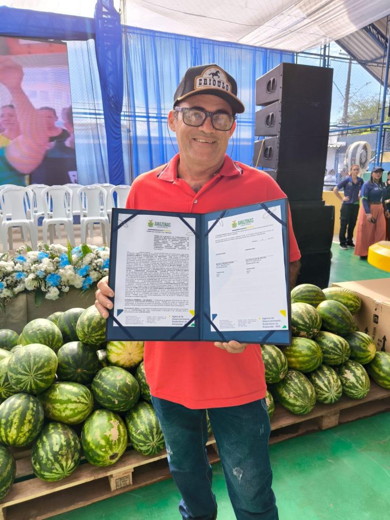ADS formaliza contrato do Preme, repassa cheque a feirantes e doa produtos e equipamentos em Autazes Informe Manaus ADS doacoes de produtos e equipamentos em Autazes Foto Divulgacao ADS01 768x1024 1
