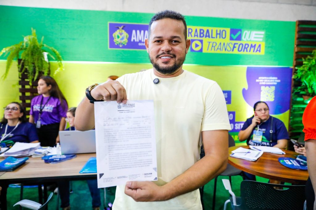 Beneficiários do 2° Feirão Amazonas Meu Lar comemoram a conquista da casa própria Informe Manaus ALEX SILVA BENEFICIARIO 1024x682 1